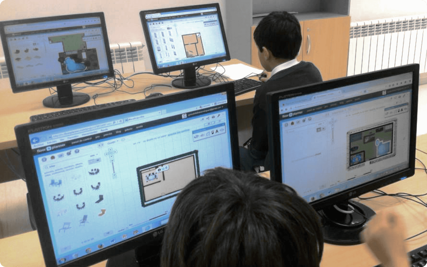 Graphic illustrating Floorplanner's free plan for schools and education in use by students